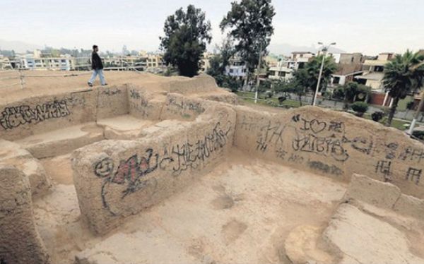 Con pintas y grafitis dañan la huaca Melgarejo en La Molina Con pintas y grafitis dañan la huaca Melgarejo en La Molina
